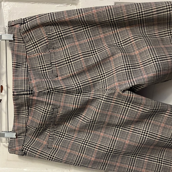 Like new. Old Navy sz 14. Waist 30”-31” inseam cropped in is 26”. Real pkts in - Picture 10 of 11